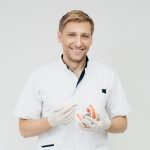 Зубы в почтенном возрасте: выбираем протезирование для пенсионеров